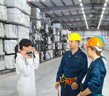 Persona usando una mascarilla